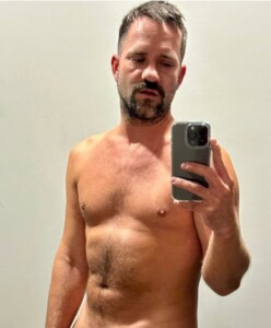 Mann macht Selfie im Spiegel, nackt, mit Smartphone, Fitness, Selbstbewusstsein, Männergesundheit, persönliches Wachstum.