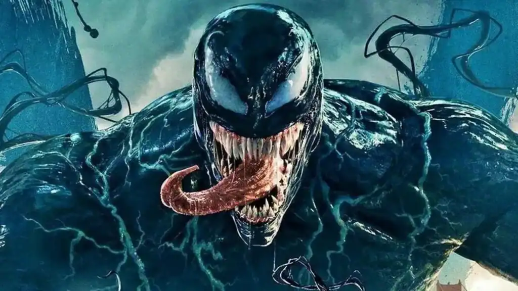 Venomous alien creature resembling Venom en su forma más peligrosa, con dientes afilados y lengua larga en un contexto oscuro y amenazante para los amantes de las películas de ciencia ficción y terror.