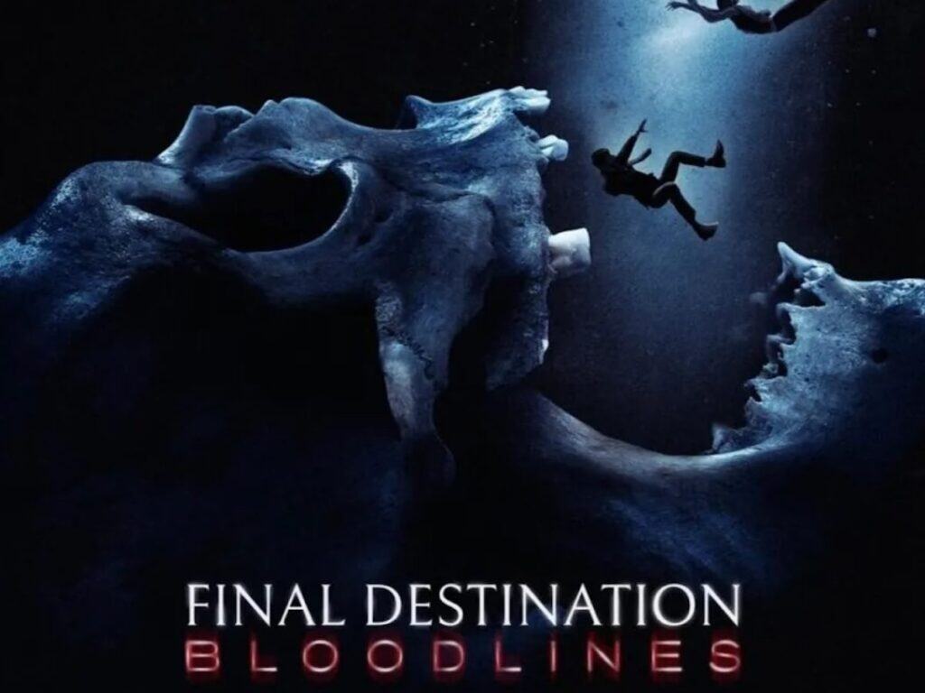Esqueleto de dinosaurio gigante con escalador en la boca, en un entorno oscuro y misterioso, promocionando la película Final Destination: Bloodlines para amantes del cine de terror y suspenso.
