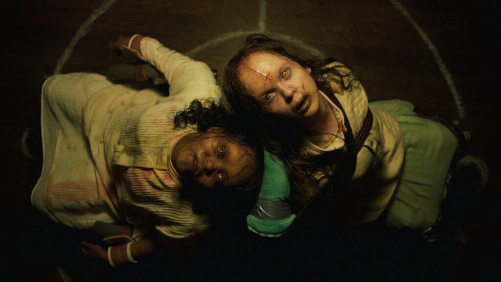 Muertos zombies en escena de película, personajes aterradores y espeluznantes en ambiente oscuro, ideal para amantes del cine de terror y series de zombies.