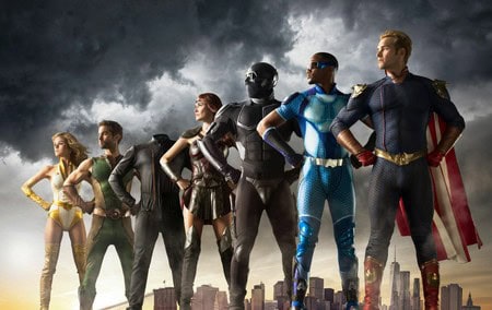 Diversos personajes de superhéroes en un escenario urbano con nubes oscuras, ideales para videos y series de entretenimiento y cine de superhéroes en plataformas como Que Peli Ver.