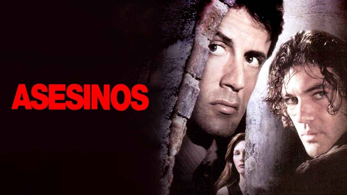 Asesinos película de suspense y drama, personajes principales mirando intensamente, escenas de crimen y tensión en la pantalla. Perfecta para amantes del género policial y thriller.