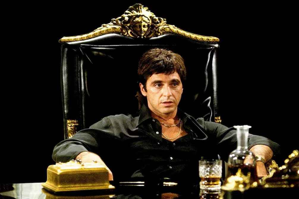 Reino de los actores famosos y filmes clásicos, en la imagen se muestra a un hombre sentado en un trono con una expresión pensativa, rodeado de bebidas y accesorios lujosos.