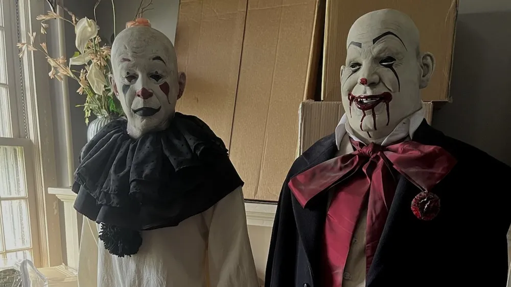 Disfruta de las mejores opciones para ver películas de terror con estas figuras de payasos macabros y aterradores. Ideal para decorar en noches de miedo y eventos de halloween con temática de cine espeluznante.