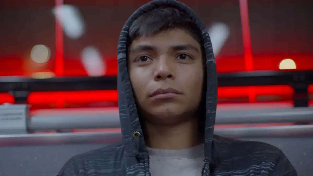 Joven con hoodie en ambiente urbano con luces rojas en segundo plano, imagen para recomendaciones de películas, series y contenido audiovisual en Que Peli Ver.