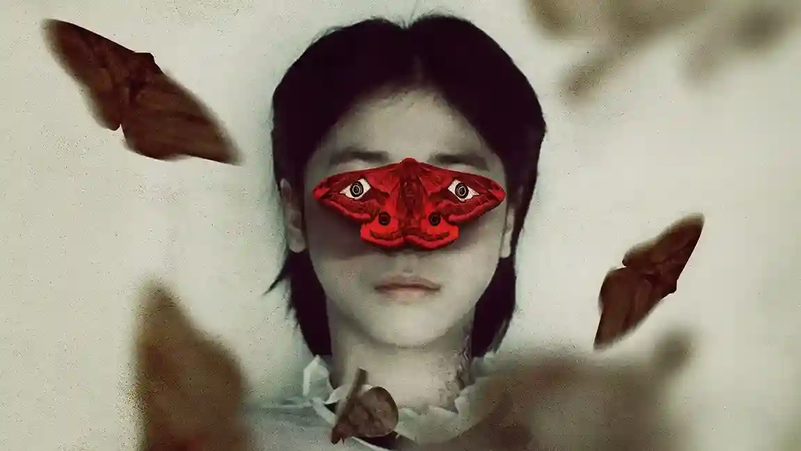 Imagen de una persona con mariposas en la cara y en el fondo, con una mariposa roja en la cara, en un estilo artístico y surrealista, ideal para temas de películas y entretenimiento.