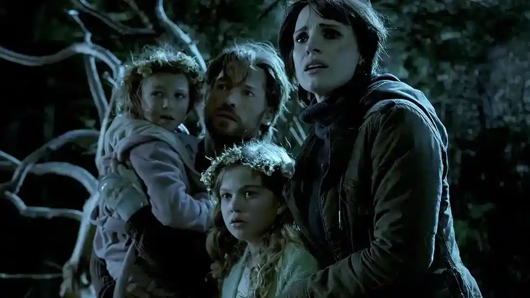 Familia en situación de terror en bosque oscuro, escenas de miedo en película de suspense, personajes preocupados en entorno nocturno, cine de horror y suspenso, historia de supervivencia en la naturaleza.