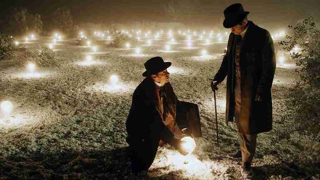 Linterna en la mano, junto a un hombre mayor con bastón, en un campo iluminado con luces en la noche, escena misteriosa y enigmática en un ambiente rural oscuro.