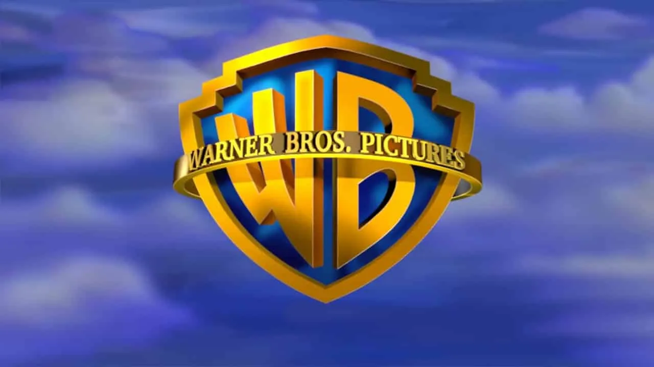 Logotipo de Warner Bros. Pictures en el cielo con nubes, símbolo de películas y entretenimiento.