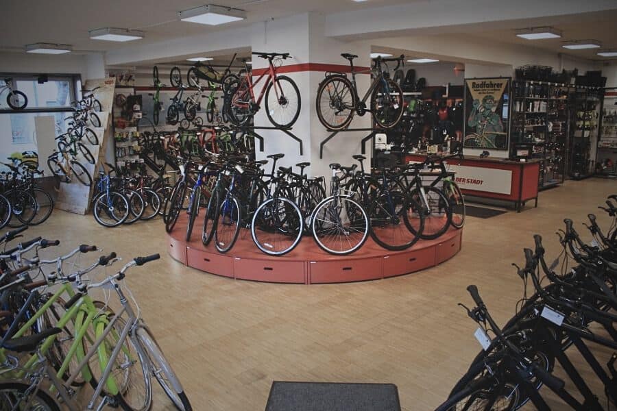 Fahrräder im Radgeschäft in Berlin, Fahrradladen mit vielfältigem Angebot.