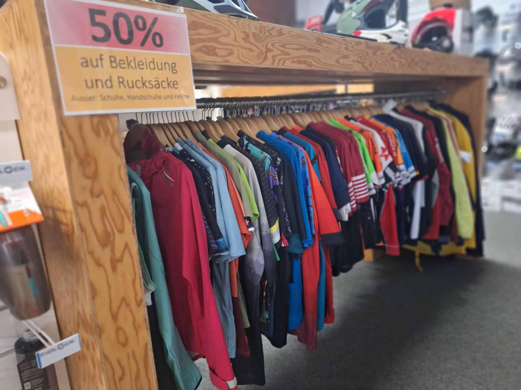 Bunte Kinderbekleidung im Radfalk Radsport Shop mit Rabattangebot.
