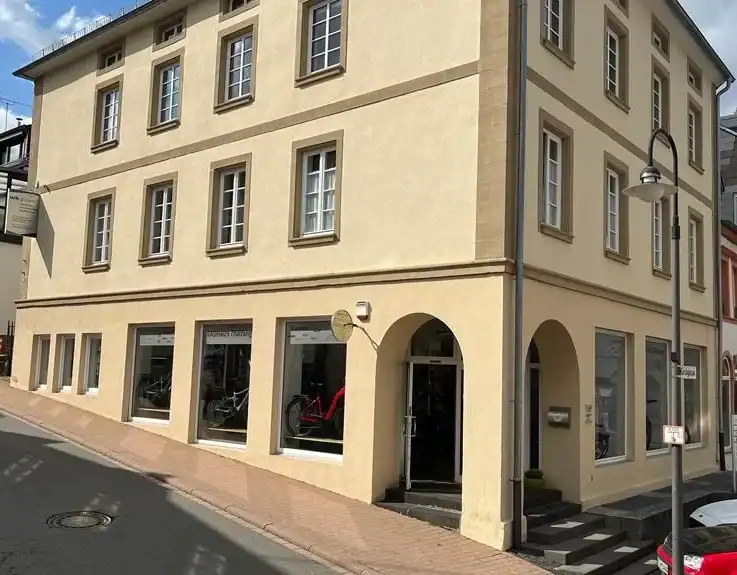 Fahrradgeschäft im historischen Gebäude in der Ortsmitte.