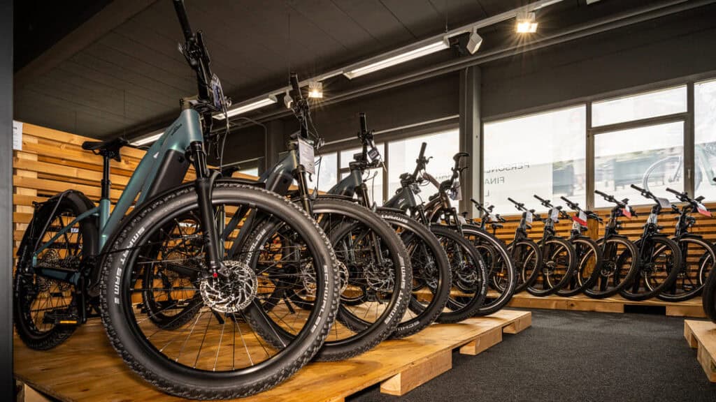Verschiedene E-Bikes im Radhaus Race Worx OHG Fahrradgeschäft.