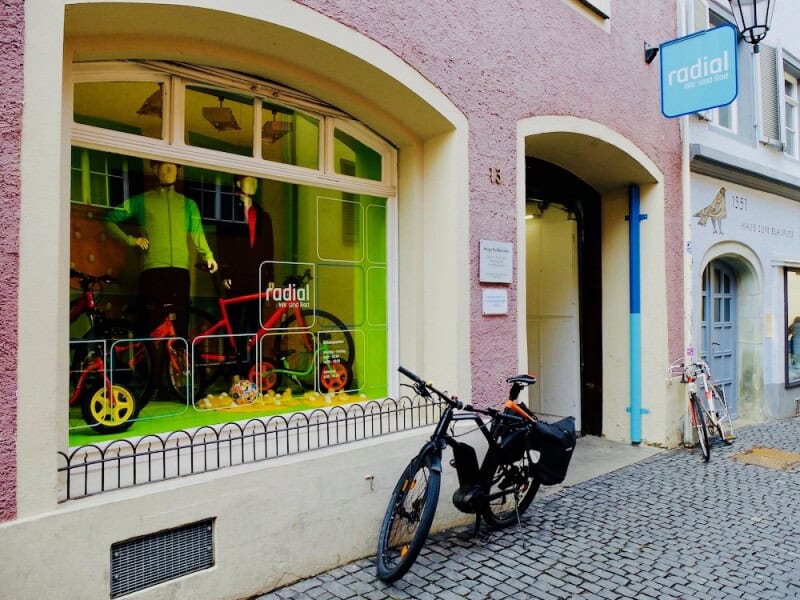 Radial GmbH Geschäft in Konstanz mit Fahrrad vor dem Eingang.