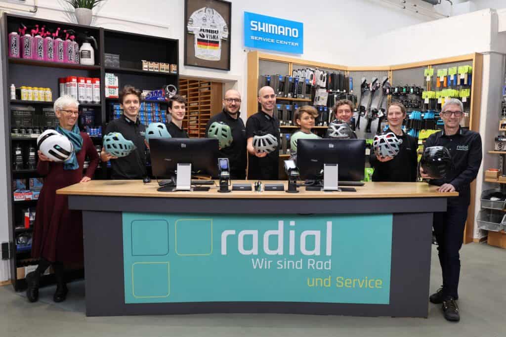 Team bei Radial in Konstanz mit Fahrradhelmen im Laden.