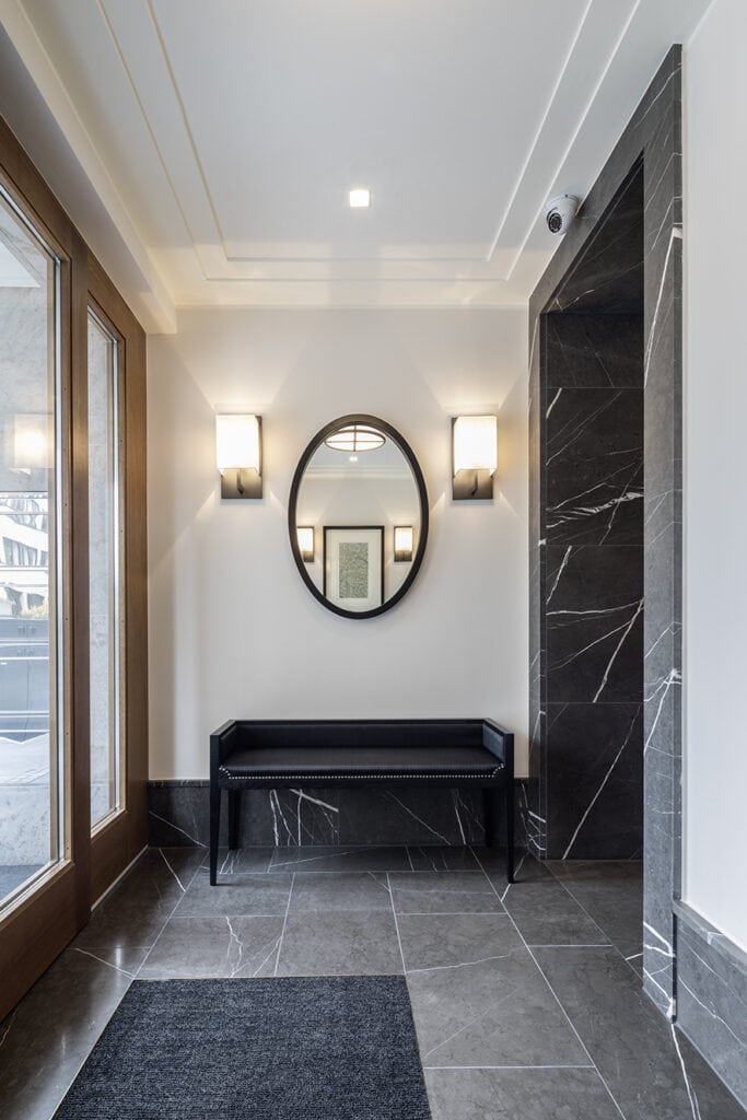 Eleganter Eingangsbereich mit Spiegel