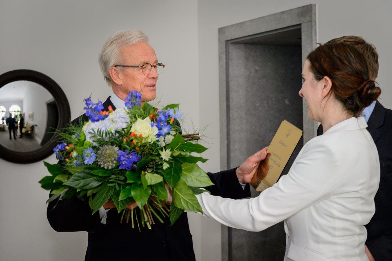 Ralf Schmitz nimmz die Auszeichnung entgegen