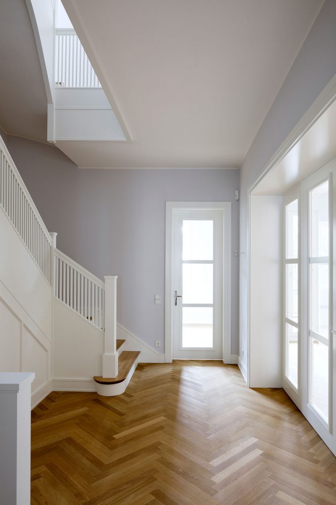 Duesseldorf-Oberkassel Carmenstrasse Treppenhalle