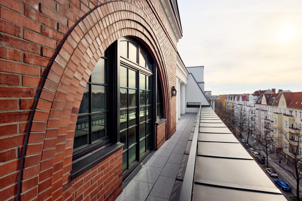 Penthouse der Sigmaringer Strasse mit einigartigem Rundbogenfenster mit Backstein