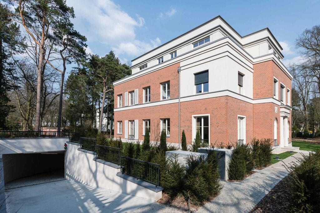 Mit durchdacht gesetzter Begrünung sorgt gute Gartenplanung für einen ungestörten Blick aufs Wesentliche