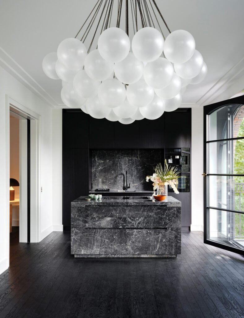 RALF SCHMITZ Showroom Berlin Charlottenburg im Alexander Berlin Küche mit Marmor Küchenblock und Hängeleuchte von Apparatus.