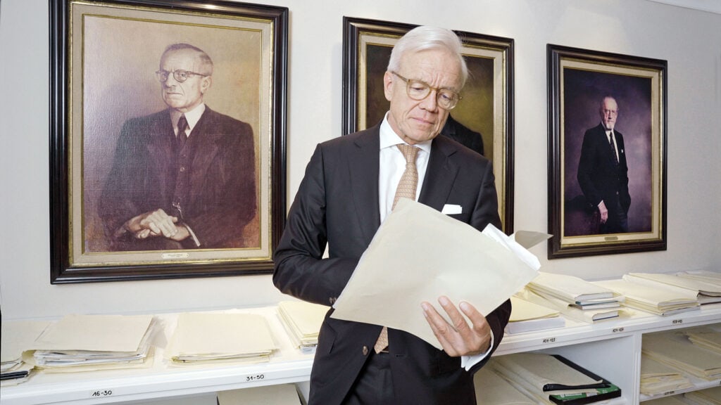 Ralf Schmitz vor seiner Ahnengalerie