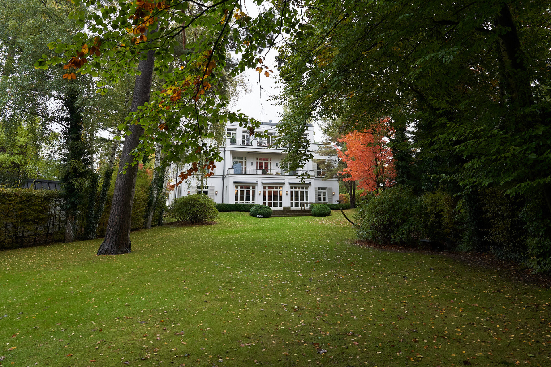 Rückwärtig, nach Südwesten hin, liegt die großzügige und nicht einsehbare Terrasse, von der aus man das tiefe, inzwischen schön eingewachsene Gartengrundstück überblickt. ein Vorgarten schirmt zusätzlich ab.