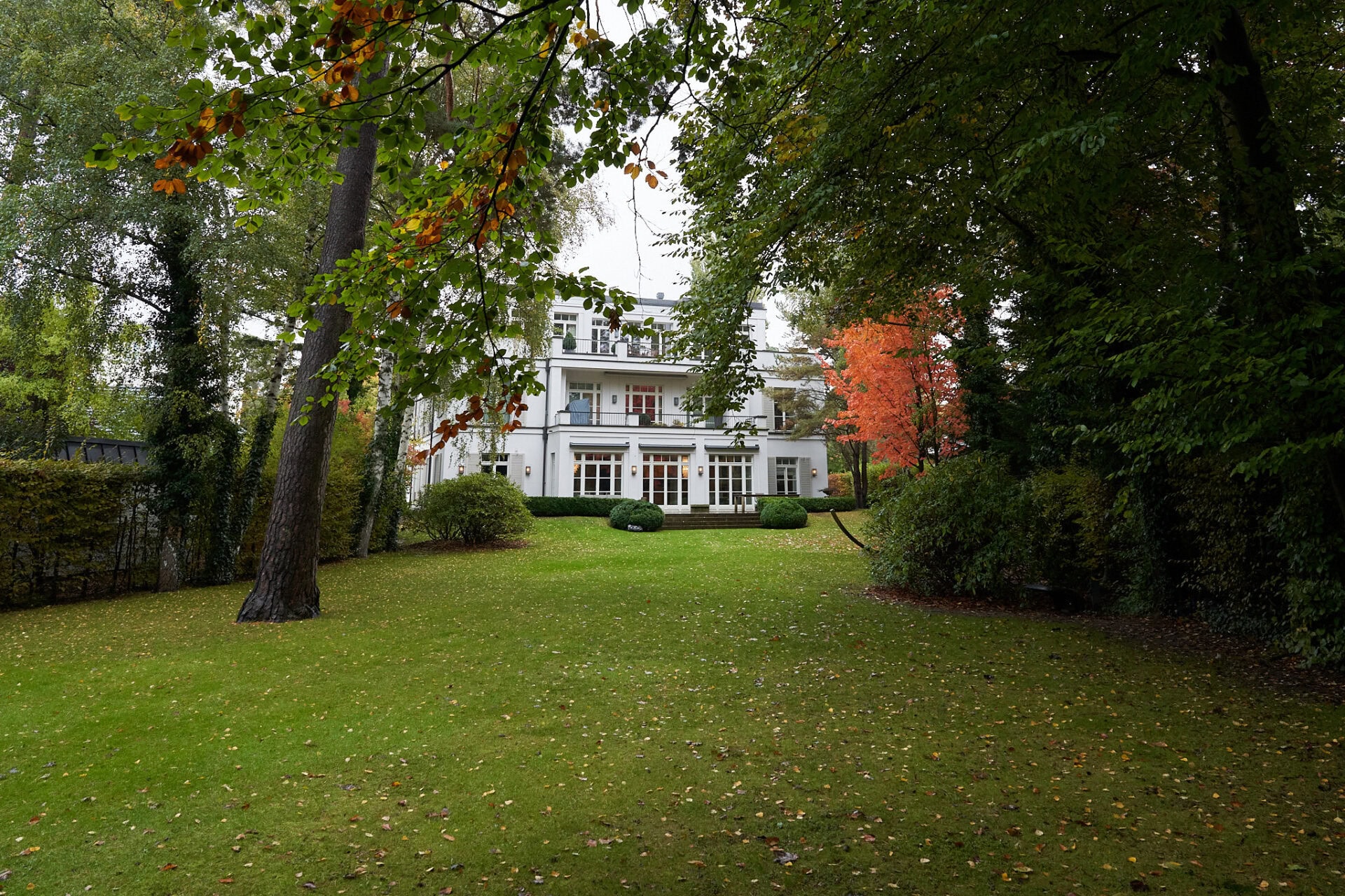 Rückwärtig, nach Südwesten hin, liegt die großzügige und nicht einsehbare Terrasse, von der aus man das tiefe, inzwischen schön eingewachsene Gartengrundstück überblickt. ein Vorgarten schirmt zusätzlich ab.