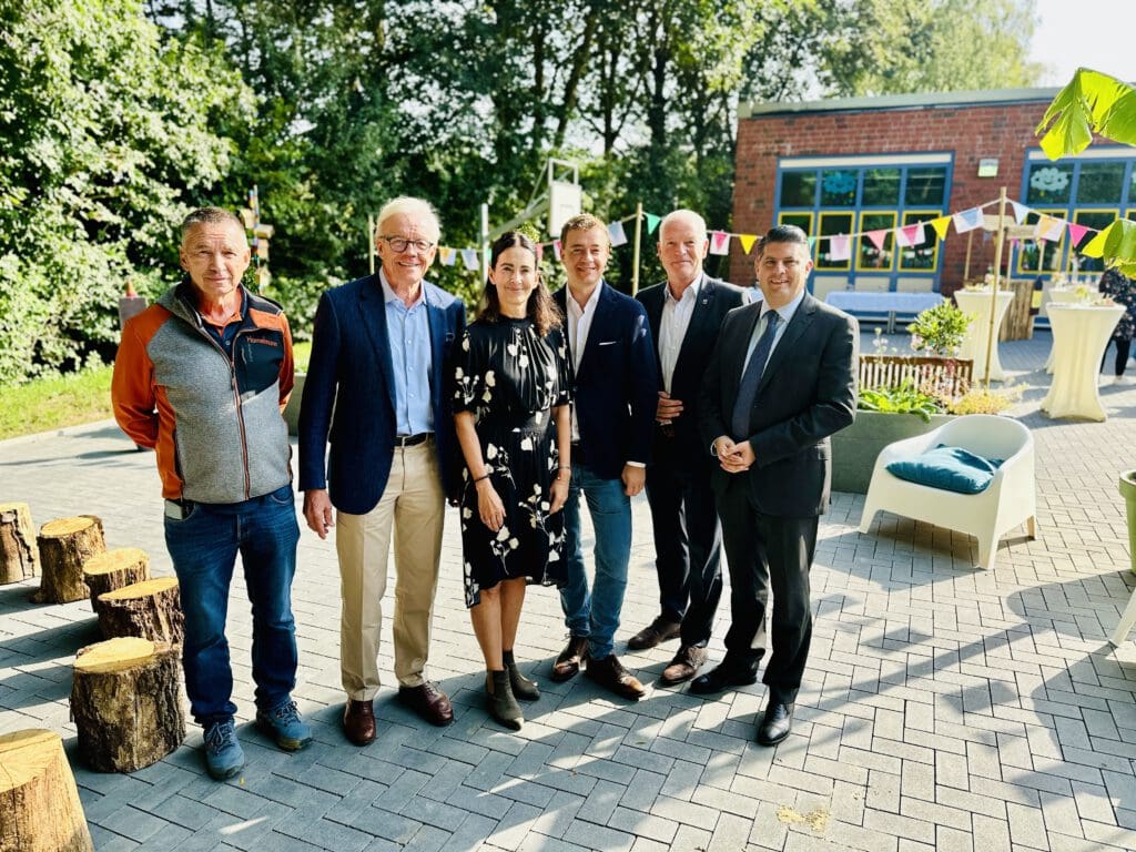 Auf dem Foto von links nach rechts:
Herr Hamelmann, Ralf Schmitz, die stellv. Schulleiterin Frau Fröhling, Dr. Axel Schmitz, Bürgermeister Dellmans und Erster Beigeordneter Gielen
