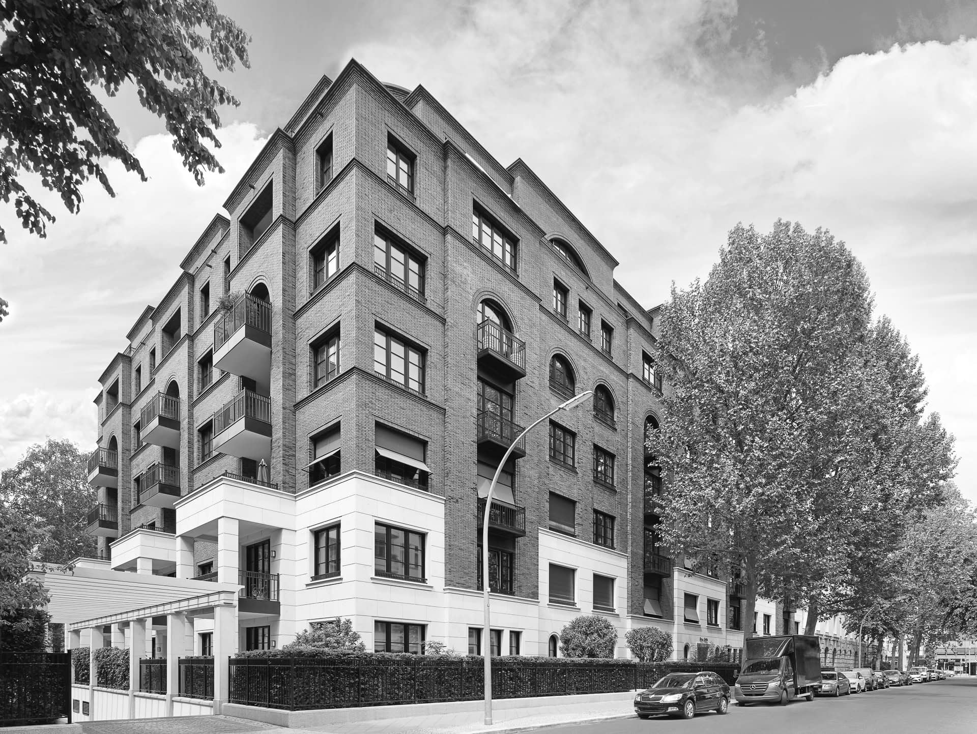Eckfassade der Emser Strasse in schwarz weiss