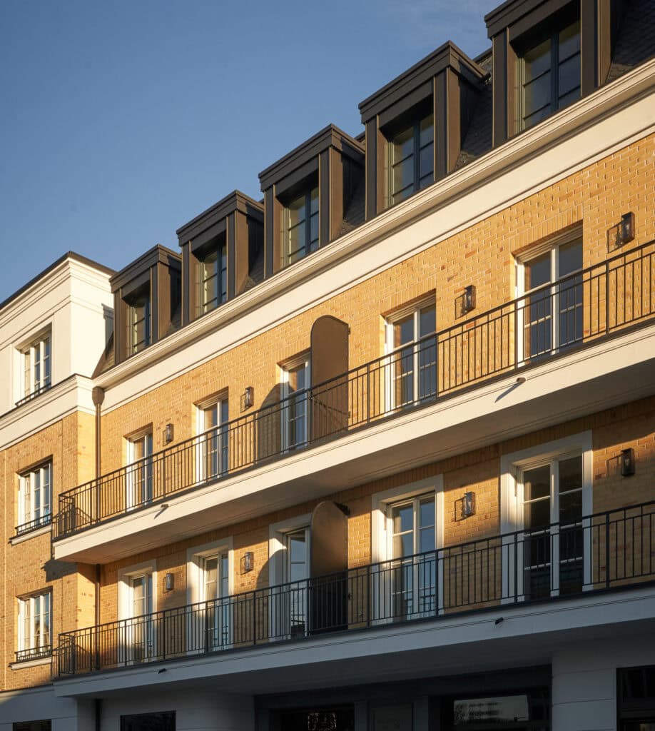 Außenfassendetail aufenommen vom Belsenplatz mit Fokus auf die 2. und 3. Etage