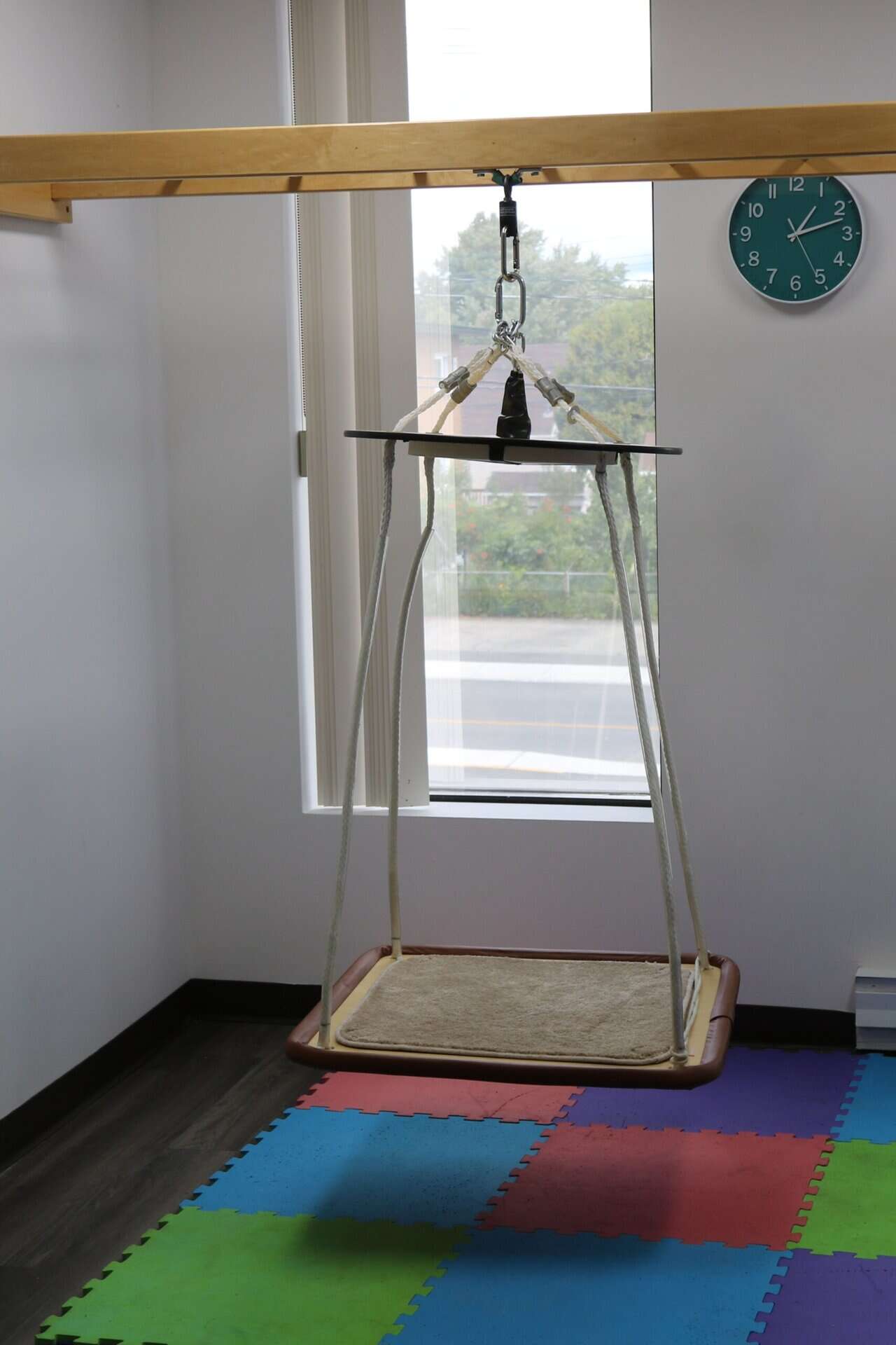 Salle ergothérapie - Southpaw - balancoire - Clinique Rayons et Réadapt