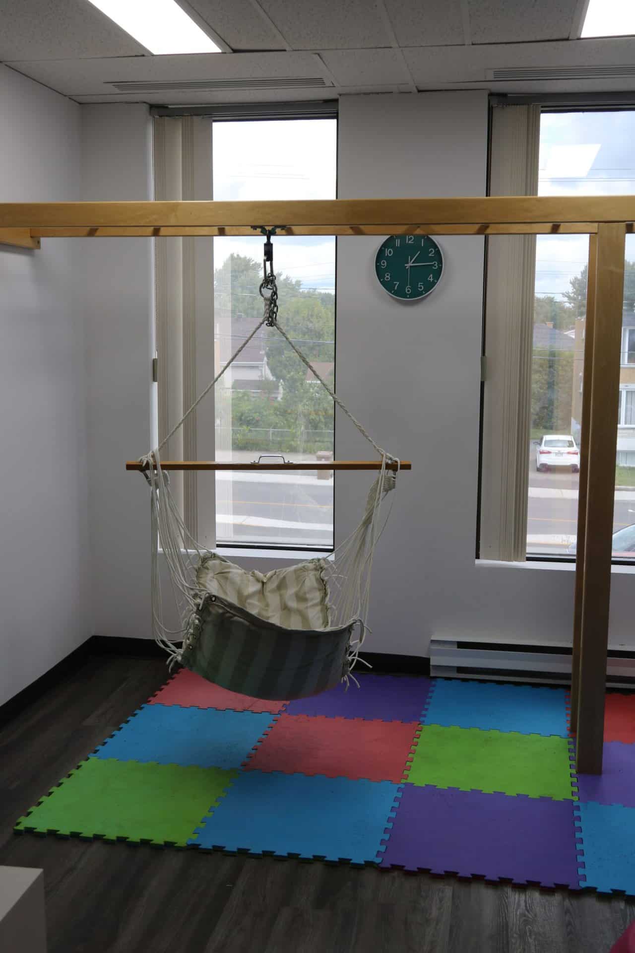 Salle ergothérapie - balançoire thérapeutique - Clinique Rayons et Réadapt