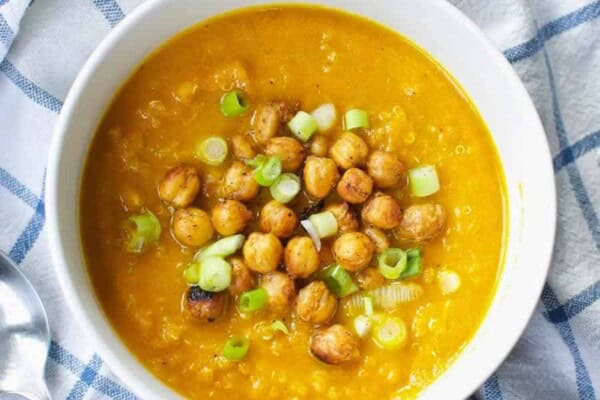 Soupe potiron carotte et pois chiche : recette réconfortante et simple