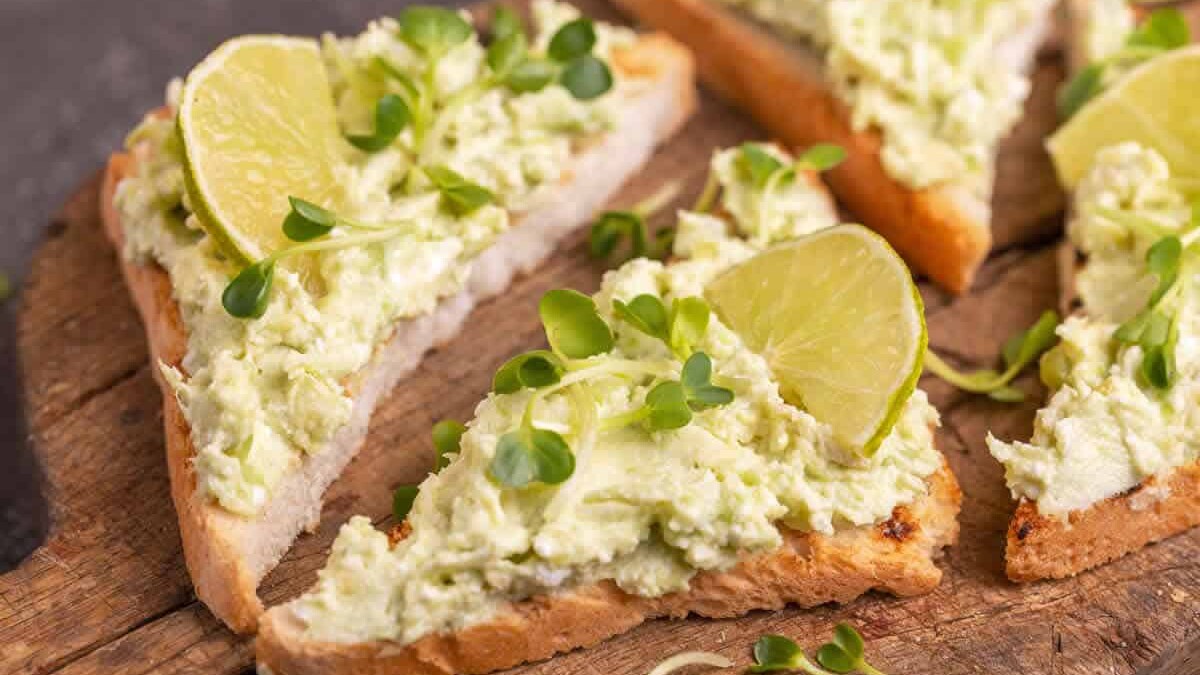 Aéritif de Noël pas cher : Toasts de mousse d’avocat