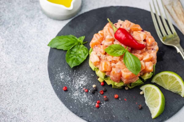 Entrée de Noël : Tartare de saumon à l'avocat, simple et savoureux