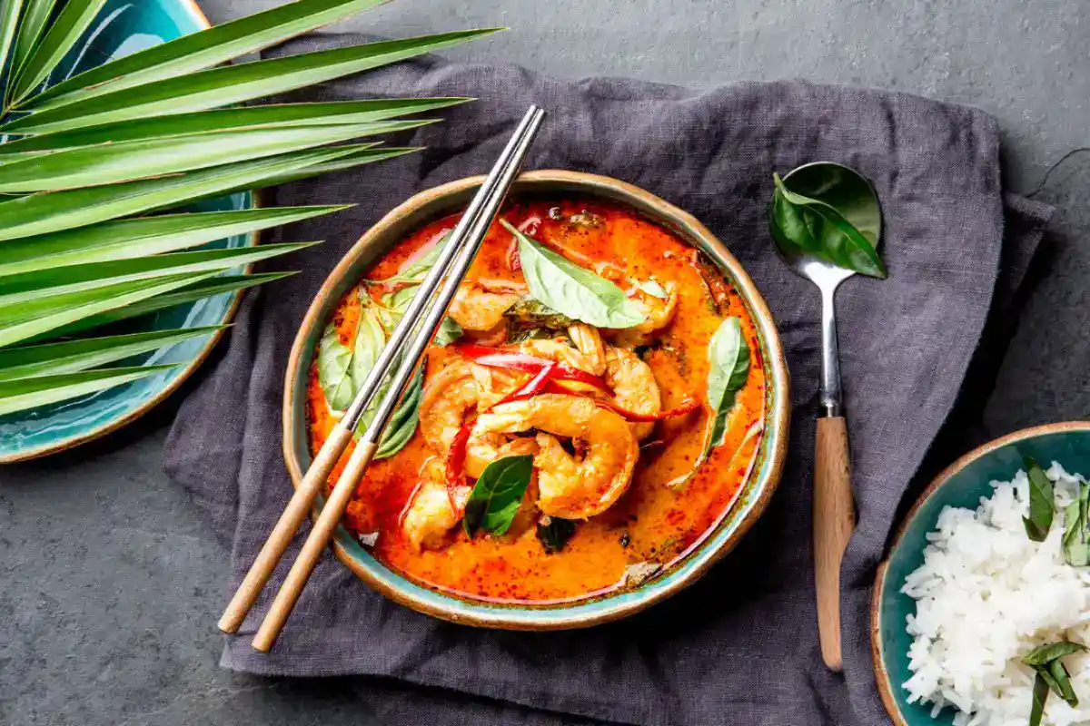 Curry rouge thaï aux crevettes (lait de coco, pâte de curry rouge) Curry rouge thaï aux crevettes (lait de coco, pâte de curry rouge)