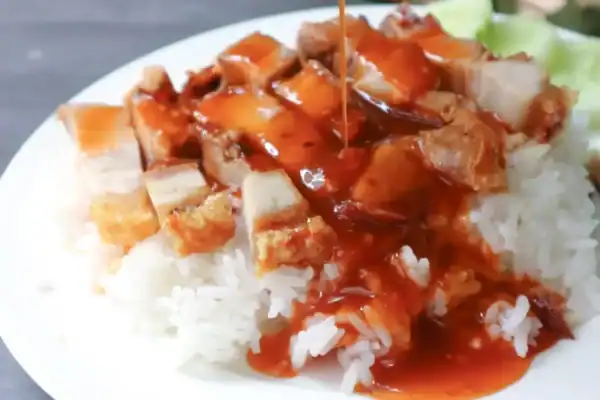 Recette Tasty Crousty servis dans une assiette avec du Riz et Sauce Crousty