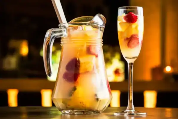sangria blanche portugaise au vinho verde avec pêche, orange et menthe fraîche