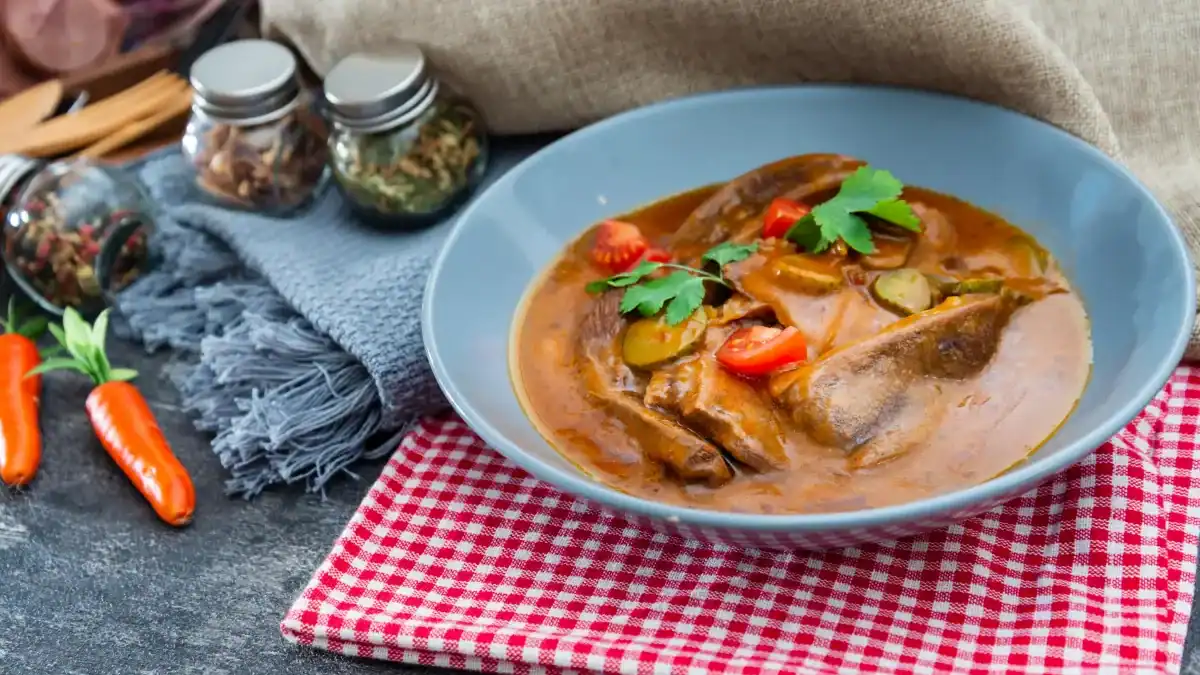 langue de bœuf façon grand-mère tranchée nappée de sauce piquante aux cornichons