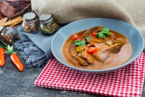 langue de bœuf façon grand-mère tranchée nappée de sauce piquante aux cornichons