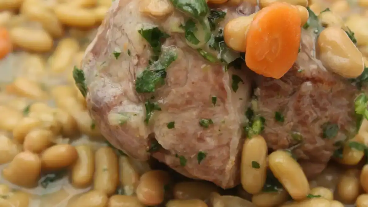 ragoût d'agneau aux flageolets avec sa sauce onctueuse et du persil