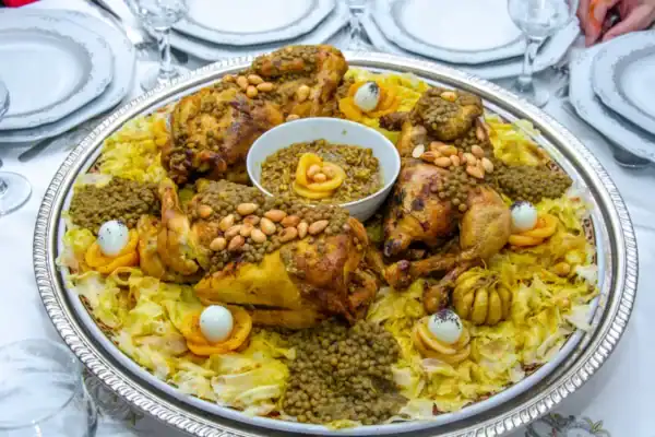 rfissa de poulet marocaine servie sur son lit de trid avec lentilles et oignons confits