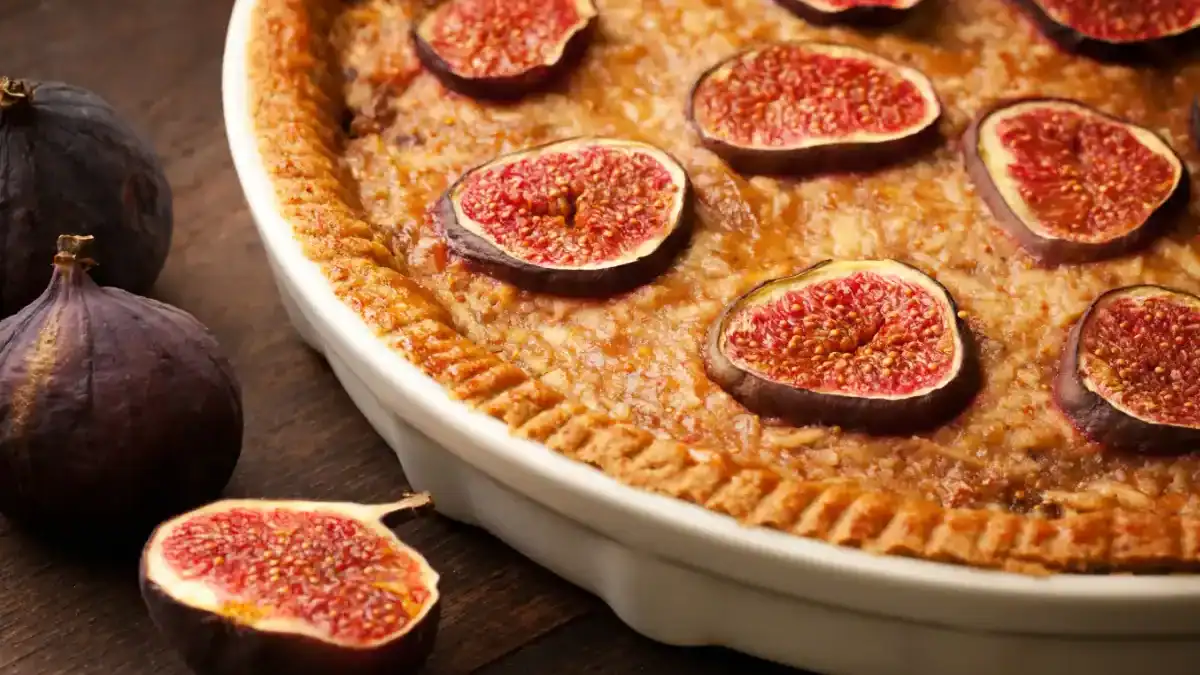 tarte aux figues fraîches sur crème d'amande avec figues violettes