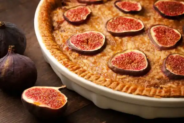tarte aux figues fraîches sur crème d'amande avec figues violettes