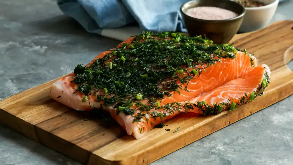 saumon gravlax tranché finement avec aneth frais et sauce moutarde à l'aneth