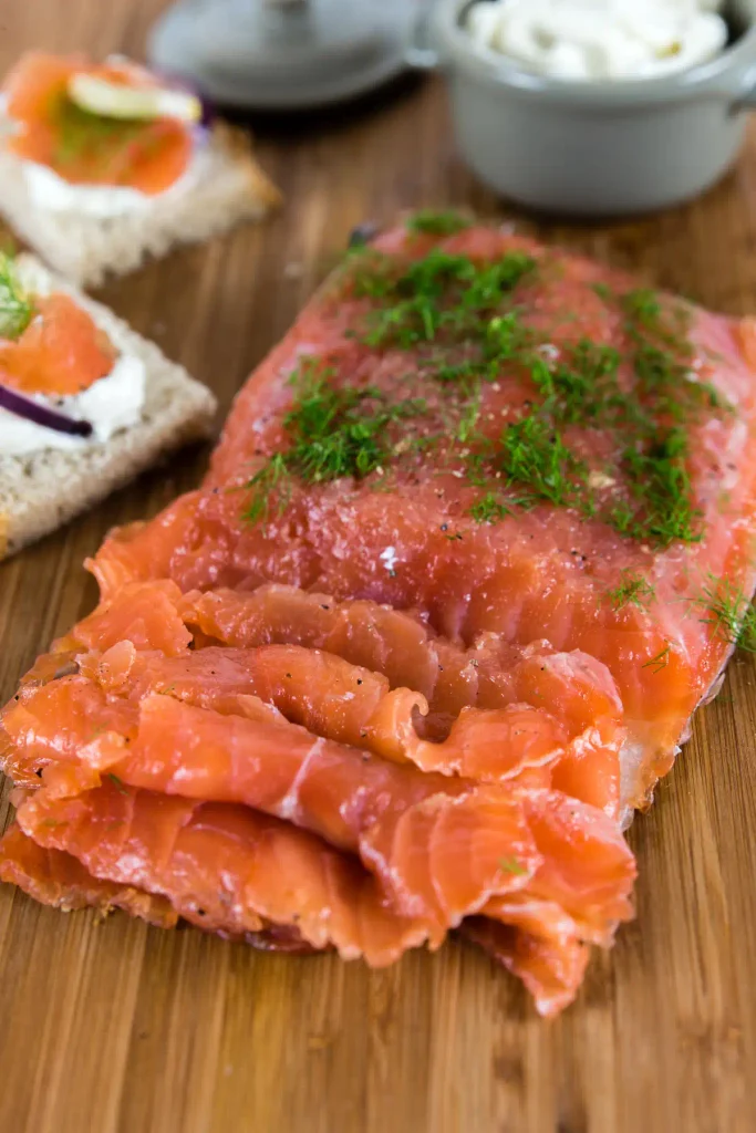 Saumon gravlax tranché en biais, servi avec sa sauce moutarde-aneth Saumon gravlax tranché en biais, servi avec sa sauce moutarde-aneth