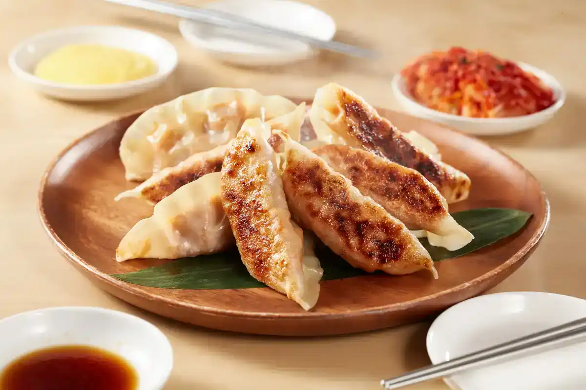 gyoza au poulet dorés à la poêle avec leur sauce soja vinaigre gyoza au poulet dorés à la poêle avec leur sauce soja vinaigre