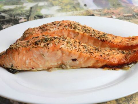 Saumon grillé sur pierre de sel