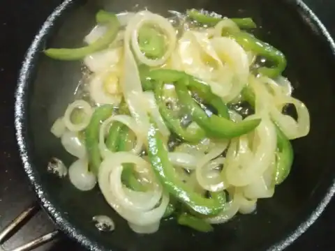 poivron vert et oignon